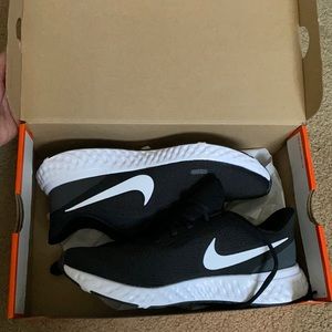 BRAND NEW NEVER WORN NIKE REVOLUTION 5
